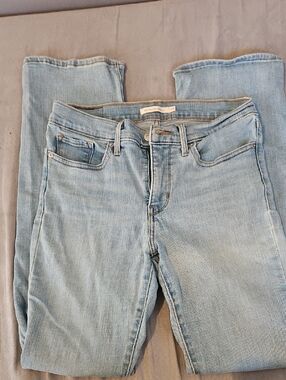 Women's Light Wash Levi Jeans